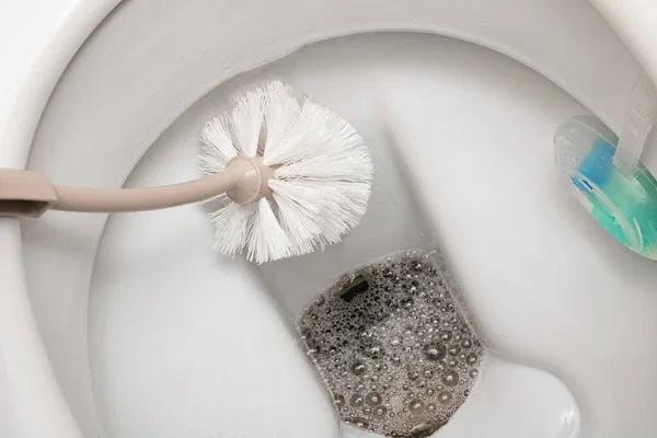 Brosse Nettoie Une Toilette Blanche Eau Près — Photo