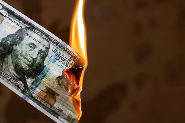 Palący Się Banknot Studolarowy Blisko Przestrzeń Kopiująca — Zdjęcie stockowe