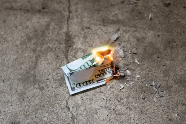 Palący Się Banknot Dolarowy Betonowej Podłodze — Zdjęcie stockowe