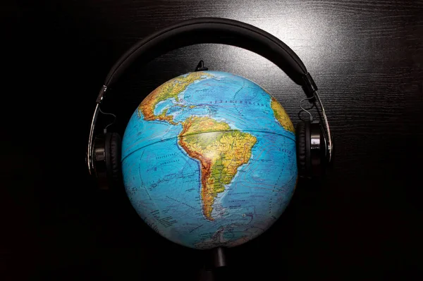 Globe Dans Les Écouteurs Sur Fond Noir Gros Plan — Photo