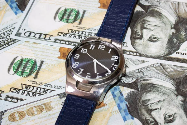 Montre Bracelet Bleu Sur Les Dollars Près Prix Temps — Photo