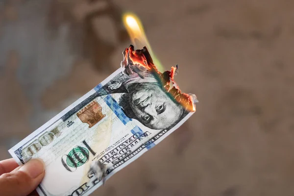 Palący Się Banknot Studolarowy Blisko Przestrzeń Kopiująca — Zdjęcie stockowe