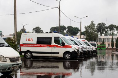 BELARUS, VITEBSK - 10 Eylül 2020: Kliniğin otoparkında ambulanslar