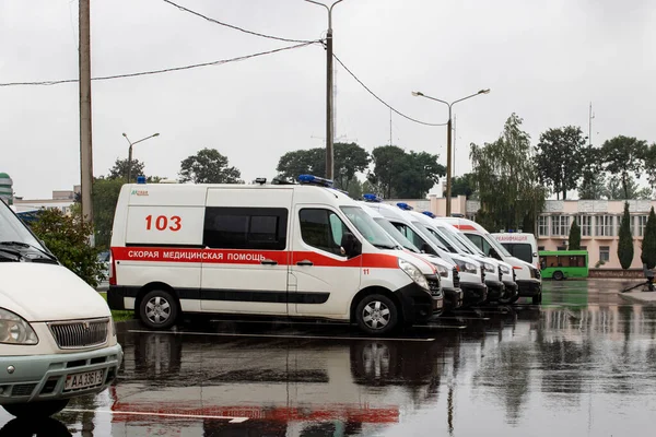 Belarus Vitebsk Wrzesień 2020 Ambulanse Parkingu Przy Klinice — Zdjęcie stockowe