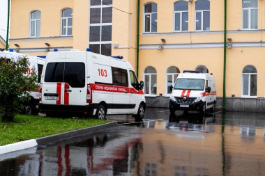 BELARUS, VITEBSK - 10 Eylül 2020: Kliniğin otoparkında ambulanslar
