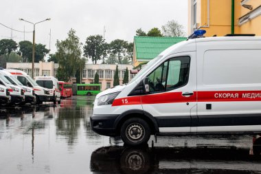 BELARUS, VITEBSK - 10 Eylül 2020: Kliniğin otoparkında ambulanslar