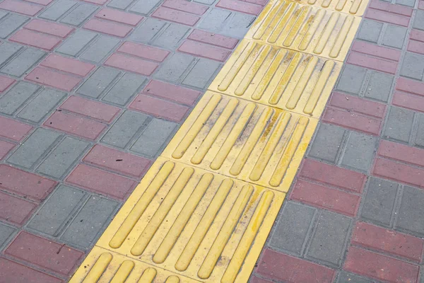 Otobüs Durağındaki Asfaltta Sarı Şerit — Stok fotoğraf