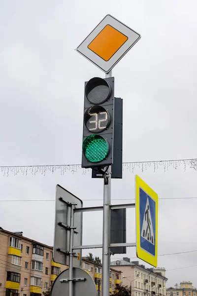 市内の信号所の緑の光 — ストック写真