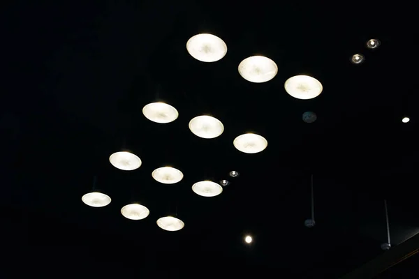 暗がりの天井には小さなランプがたくさん — ストック写真