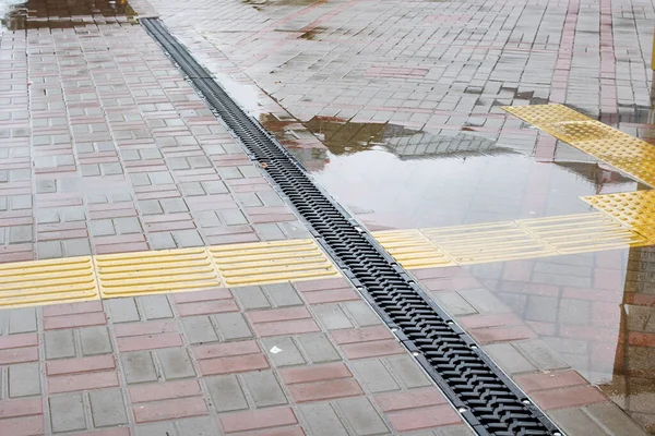 雨の中で歩道上の雨の格子を閉じる — ストック写真