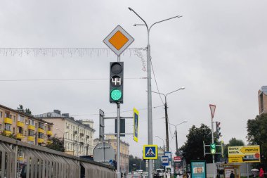 BELARUS, VITEBSK - 10 Eylül 2020: yoldaki yeşil trafik ışığı