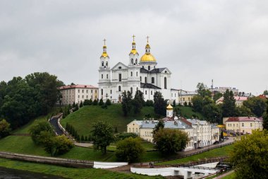 BELARUS, VITEBSK - 10 Eylül 2020: Nehir kıyısındaki Kutsal Katedral