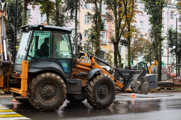 Belarus Vitebsk Wrzesień 2020 Przejażdżki Koparką Drodze Centrum Miasta — Zdjęcie stockowe
