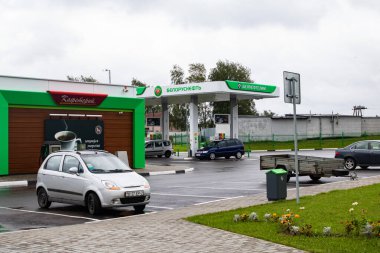 BELARUS, VITEBSK - 10 Eylül 2020: Araç dolum istasyonu Belarusneft