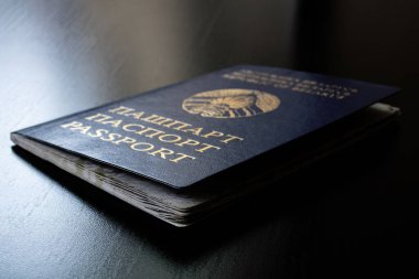 Beyaz Rusya pasaportu ahşap bir masada. Yakın plan.