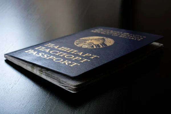Beyaz Rusya pasaportu ahşap bir masada. Yakın plan.