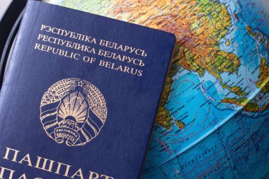 Haritadaki Belarus pasaportu. Yakın plan.