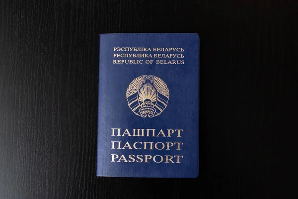 Beyaz Rusya Pasaportu Ahşap Bir Masada Yakın Plan — Stok fotoğraf