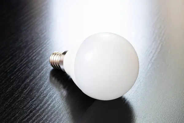 Bombilla Led Sobre Mesa Madera Negra Cerca — Foto de Stock