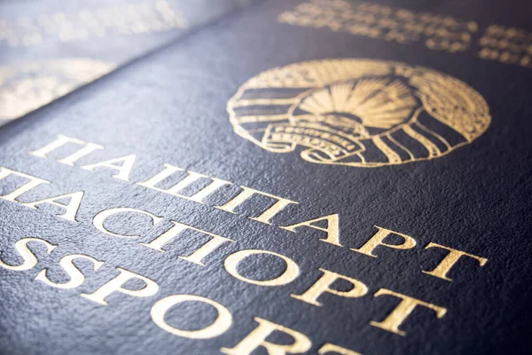Beyaz Rusya pasaportu ahşap bir masada. Yakın plan.