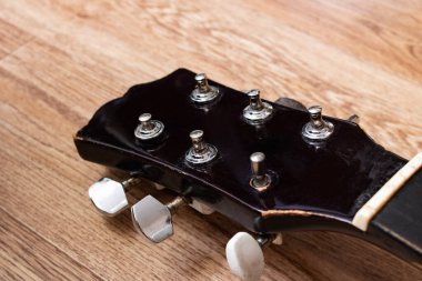 Dizeleri olmayan eski gitar yazıtipi ahşap arkaplanı kapat