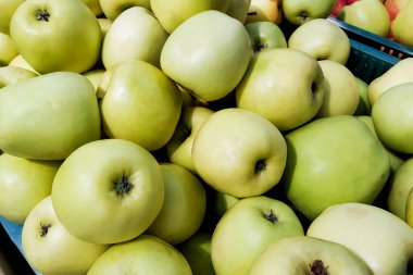Bir kutuda bir sürü yeşil elma var.