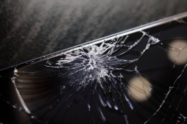 Kırık cep telefonu siyah ekran, çatlaklar kapanır