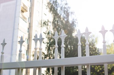 Gri işlemeli demir çitin üzerindeki desen gün ışığında