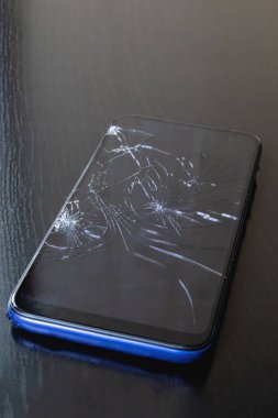 Kırık cep telefonu siyah ekran, çatlaklar kapanır