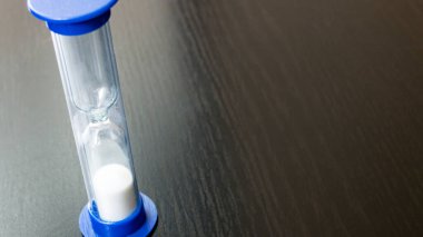 Tahta masada gölgesi olan kum saati, boşluğu kopyala