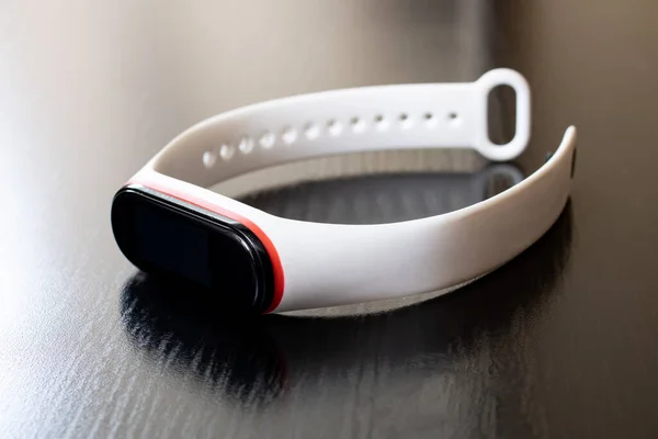 BELARUS, NOVOPOLOTSK - 19 Eylül 2020: White xiaomi mi band 4
