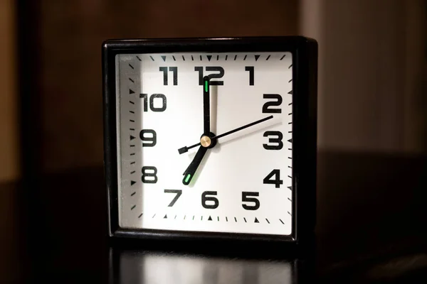 Horloge Noire Matin Sur Fond Lumière Fenêtre — Photo