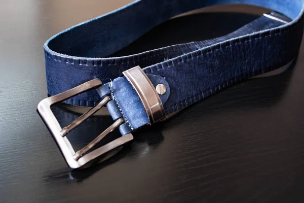 Boucle Ceinture Bleue Sur Une Table Bois Close — Photo