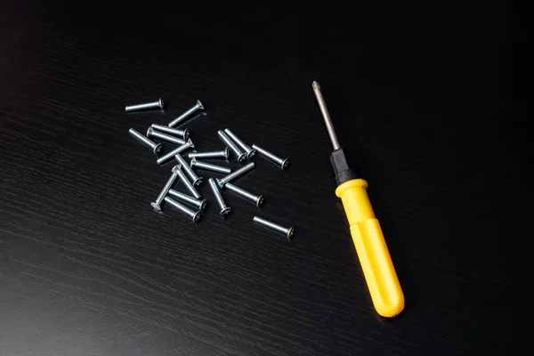 Screwdriver Screws Wooden Table Close — Stock Photo, Image