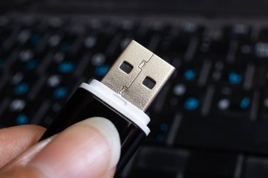 Dizüstü bilgisayarda USB bellek kartı kapat