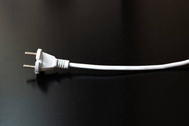 Siyah ahşap masa üzerindeki elektrik prizi. Kapatın.