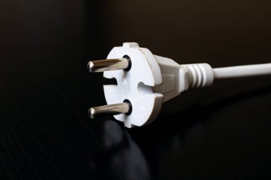 Siyah ahşap masa üzerindeki elektrik prizi. Kapatın.