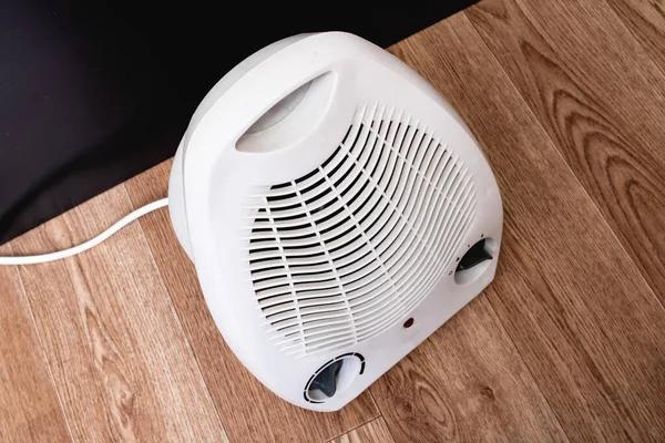 Witte Ventilator Verwarming Een Houten Vloer Close — Stockfoto