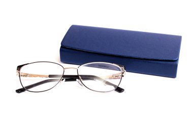 Görüş ve mavi kutu için gözlük beyaz arka planda izole