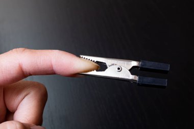 Mühendis dipstick siyah arka planda bir parmağını çimdikledi.