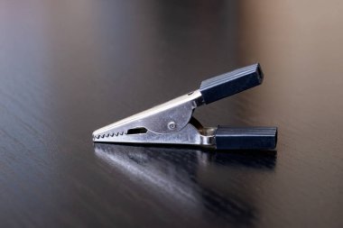 Mühendislik sondası ahşap bir masada. Yakın plan.