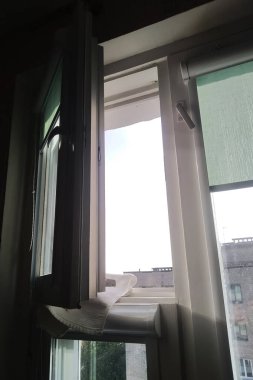 Gölgedeki pencereyi aç ve kapat