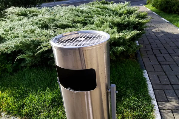 Parkta sigara içmek için metal vazo.