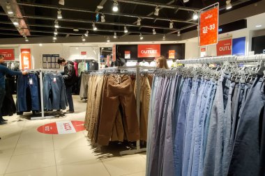 BELARUS, NOVOPOLOTSK - 29 Eylül 2020: Giysiler mağazaya yakın raflarda