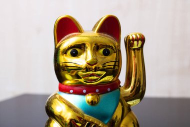 Maneki Neko kedisi. Yaklaş Japon tılsımı.