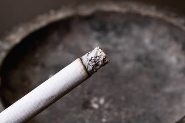 Yakın bir sigara ve kül tablası.