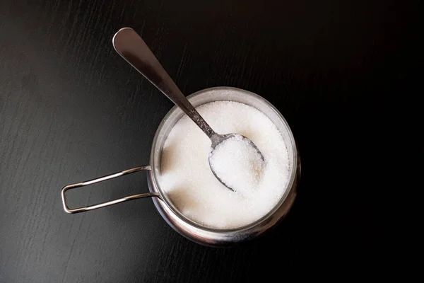 Suiker Een Lepel Bij Het Blik Wodden Tafel — Stockfoto