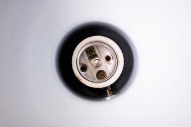 Gri arkaplanda masa lambası tabanı yakın plan