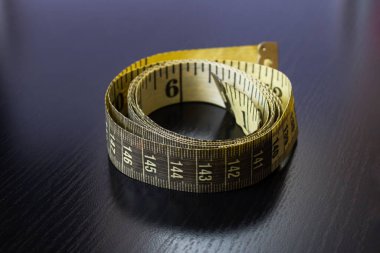 Tahta masadaki sarı şerit. Yakın çekim.