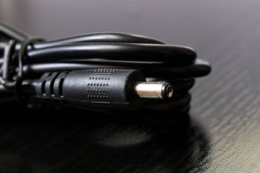 Telefon için ahşap zemin üzerinde bükülmüş USB kablosu